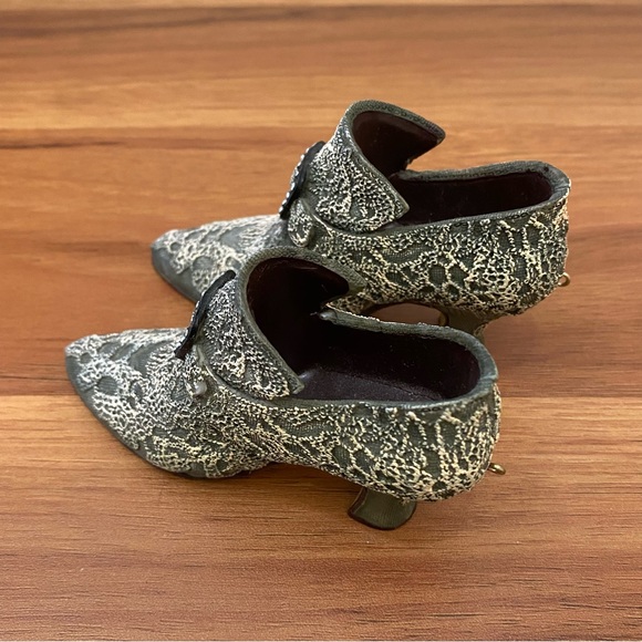 Pair of Vintage Ceramic Bootie Ankle Boots Shoe Ornaments - Picture 4 of 13